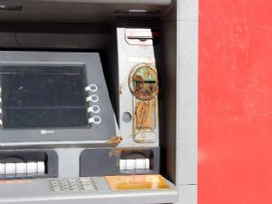 Banka ATM'lerine İnsan Pisliği Sürüldü