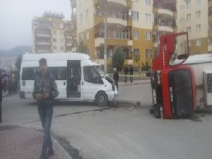 Öğrenci Servisi Kaza Yaptı; 16 Öğrenci Yaralı