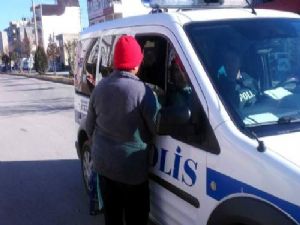 Araçların Önüne Atlayan Şahıs Polisi Harekete Geçirdi
