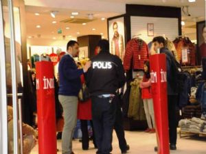 Alışveriş Merkezinden Kıyafet Çalan Şahıs Yakalandı