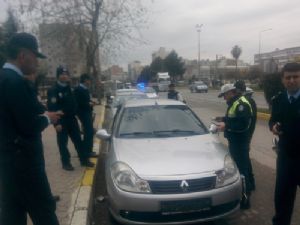 Plakasız Araç Polisi Alarma Geçirdi