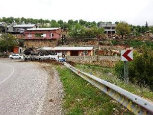 Adıyaman'da Virajı Alamayan Tır Devrildi