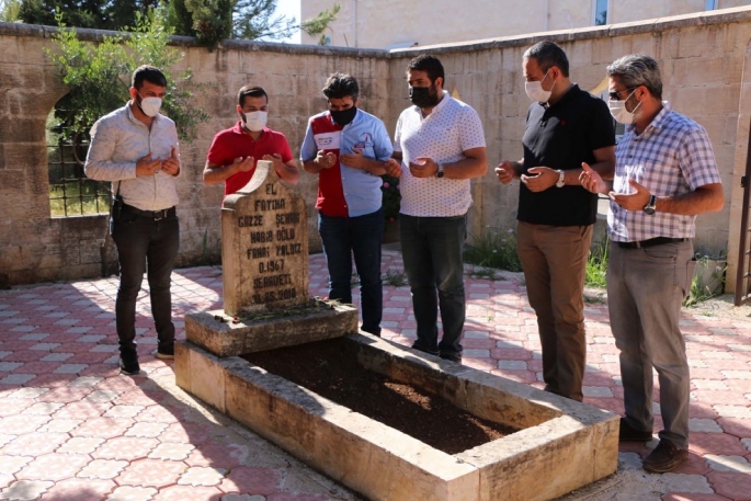 İGC yönetimi Mavi Marmara şehidi Fahri Yaldız'ı mezarı başında andı