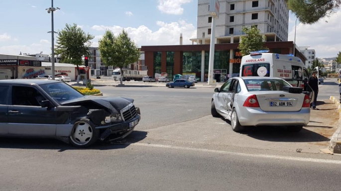 Adıyaman'da İki otomobil çarpıştı: 1 yaralı