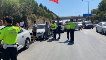16 araç birbirine girdi: 1´i polis 2 kişi yaralandı