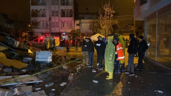 Adıyaman’da ağır hasarlı 4 katlı bina çöktü
