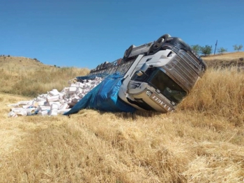 Adıyaman’da saman yüklü tır şarampole devrildi