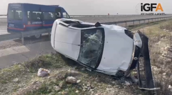 Adıyaman’da Virajı Alamayan Sürücü Şarampole Yuvarlandı
