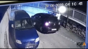 Araç Lastiği Kesen 2 Şahıs Kameralara Yakalandı