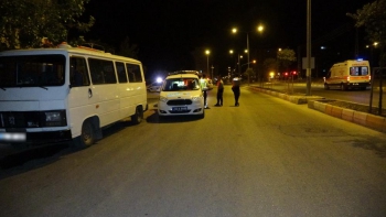 Bir kişiyi bıçaklayıp minibüsten attılar ihbarı ekipleri harekete geçirdi
