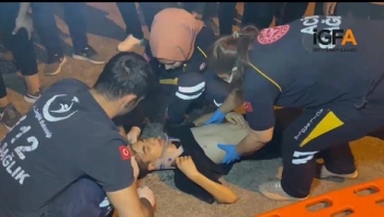 Direksiyon hakimiyetini kaybeden motosiklet sürücüsü kaza yaptı 2 yaralı