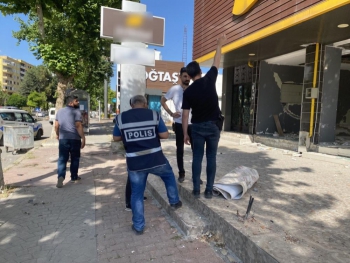Hasarlı evin söktüğü pencereleri ölümüne neden oldu