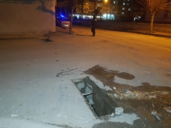 Hırsızlar sokaktaki demir mazgalları çaldı