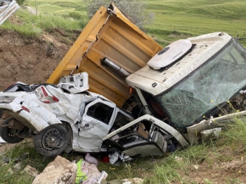 kamyon ile otomobil şarampole yuvarlandı:3 yaralı