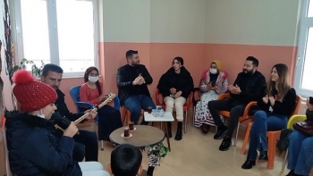 Konuşmuyor ama türkü söylüyor