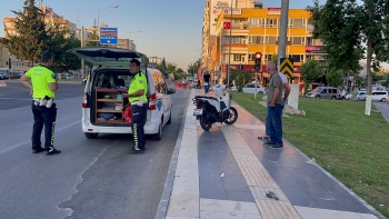 Otomobilin sıkıştırdığı motosiklet sürücüsü kaza yaptı 2 yaralı