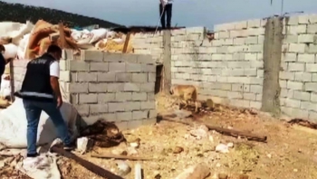 Saman balyası ve köpek kulübesine gizlenmiş uyuşturucu ele geçirildi