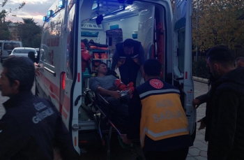 Yere düşen gencin kolundaki tüfek ateş aldı: 1 yaralı