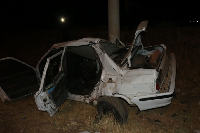 Kahta'da otomobil aydınlatma direğine çarptı: 3 yaralı