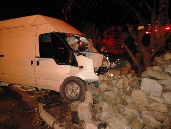 Kontrolden çıkan minibüs bahçe duvarına çarptı: 3 yaralı