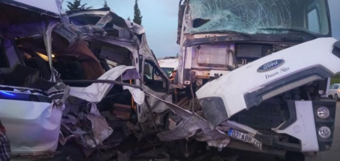 Minibüs ile kamyon çarpıştı: 1 ölü, 4 yaralı