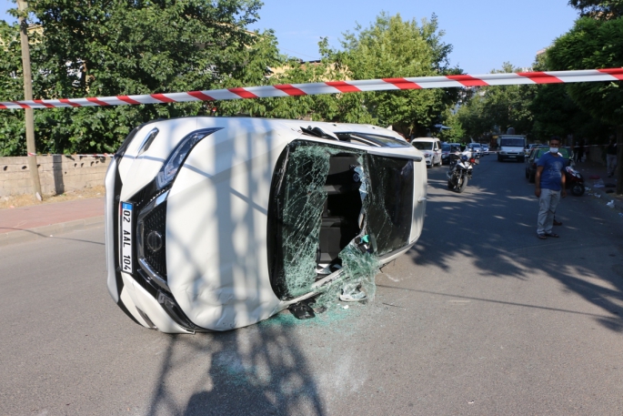 Otomobil ile hafif ticari araç çarpıştı: 2 yaralı