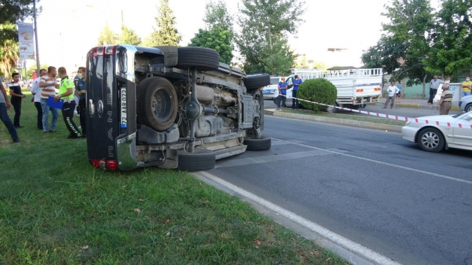 Otomobille çarpışan kamyonet takla attı: 2 yaralı