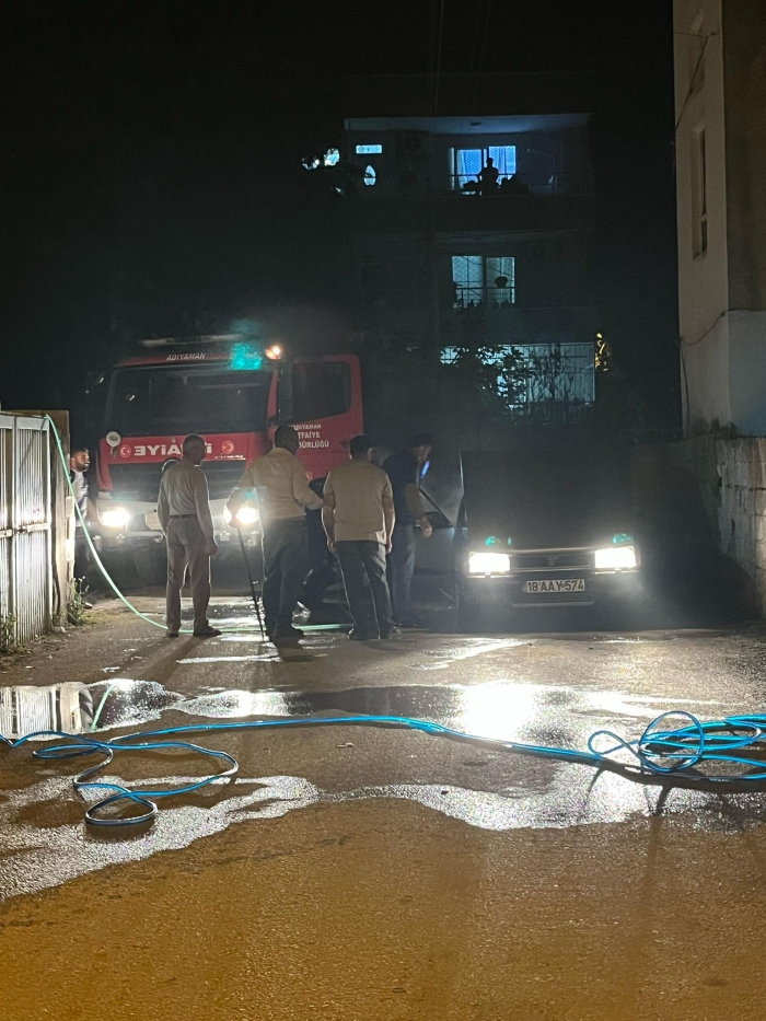 Park halindeki otomobil alev aldı