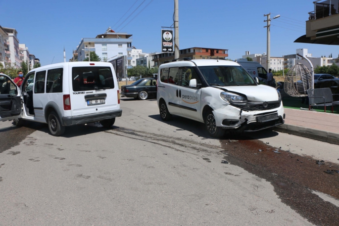 Polis aracı park halindeki otomobile çarptı: 2 polis yaralı