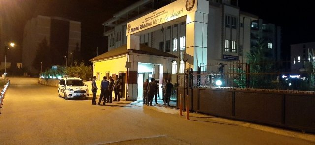 Polis merkezinde gözaltındaki şahıslara saldırı