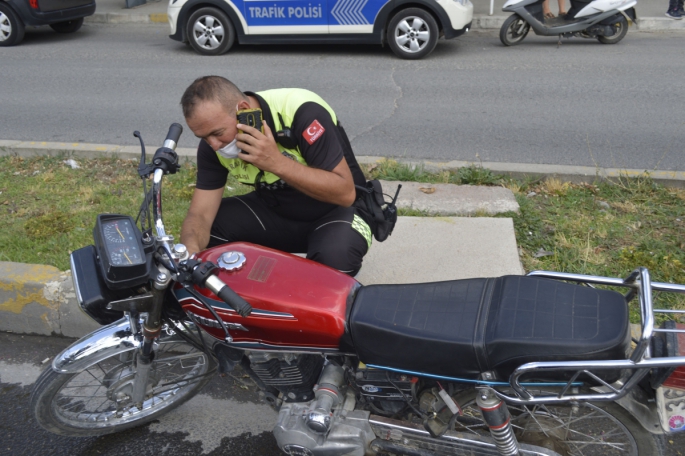 Polisi görünce motosikleti bırakıp kaçtı