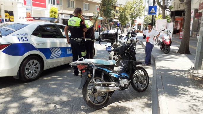 Polisin 'dur' ihtarına uymadı motosikleti bırakıp kaçtı