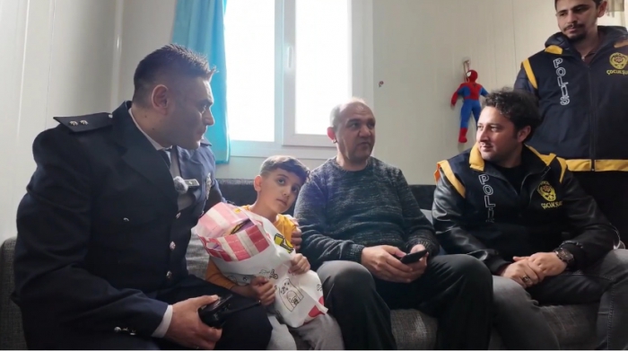Polisten Küçük Çınar’a Bayram Sürprizi Yalnız Değilsin!