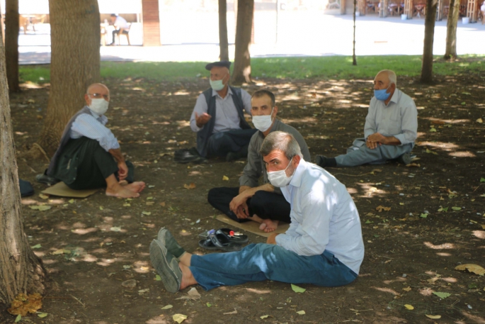 Sıcaktan bunalan vatandaşlar parklara ve havuzlara akın etti