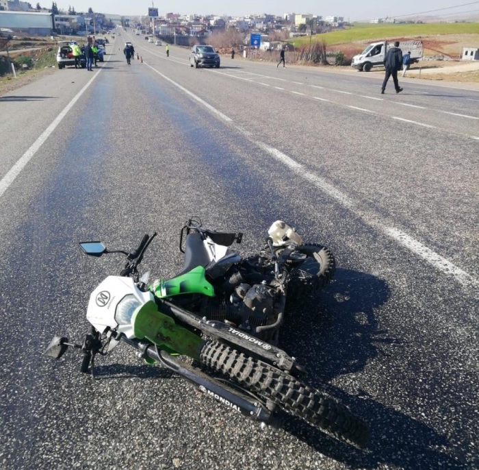 Sürücü ve motosiklet metrelerce havaya fırladı: 1 ağır yaralı