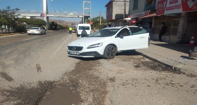 Tır ile çarpışan otomobilin sürücüsü yaralandı