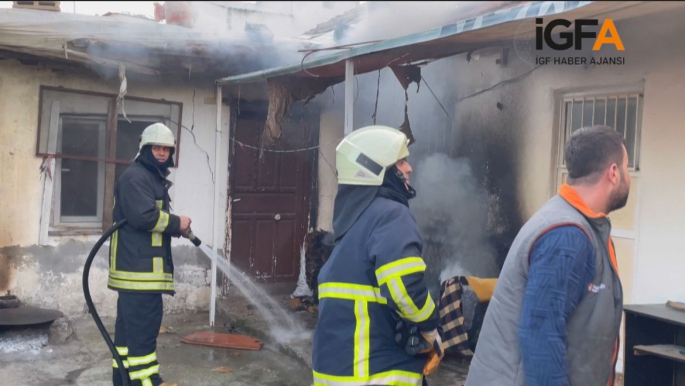 Torunu evi yaktı yaşlı kadın gözyaşlarına boğuldu