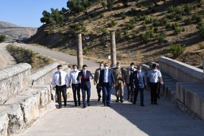 Vali Çuhadar'dan Tarihi Ören Yerlerini Ziyaret