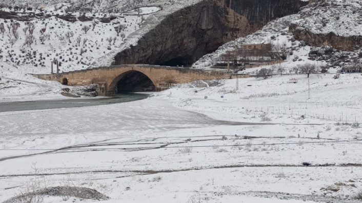2 Bin yıllık tarihi köprü kar ile bir başka güzel