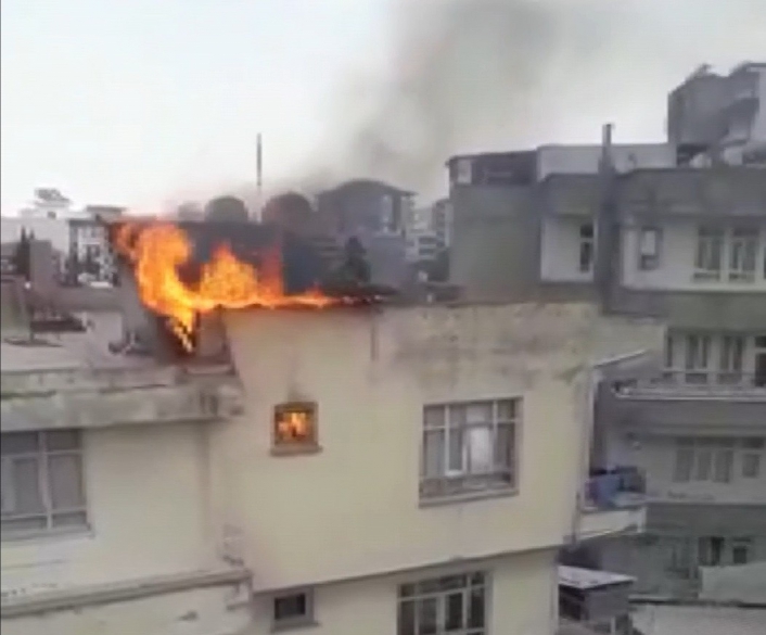4 katlı binanın çatısı alev alev yandı

