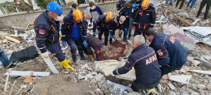 40 gün sonra enkazdan bir kişinin cansız bedeni çıkarıldı
