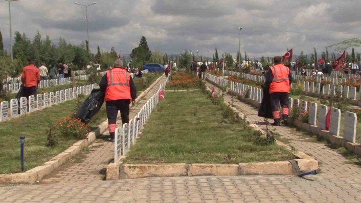 Acı dolu yürekleriyle görevlerinin başındalar
