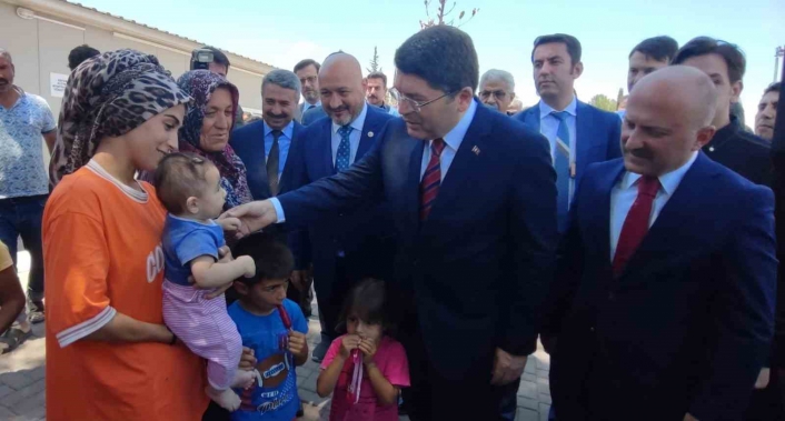 Adalet Bakanı Yılmaz Tunç, depremzedelerle bir araya geldi

