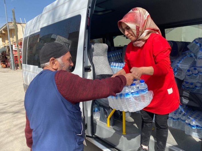 Adıyaman Belediyesi´nden çadırlarda kalan ailelere içme suyu
