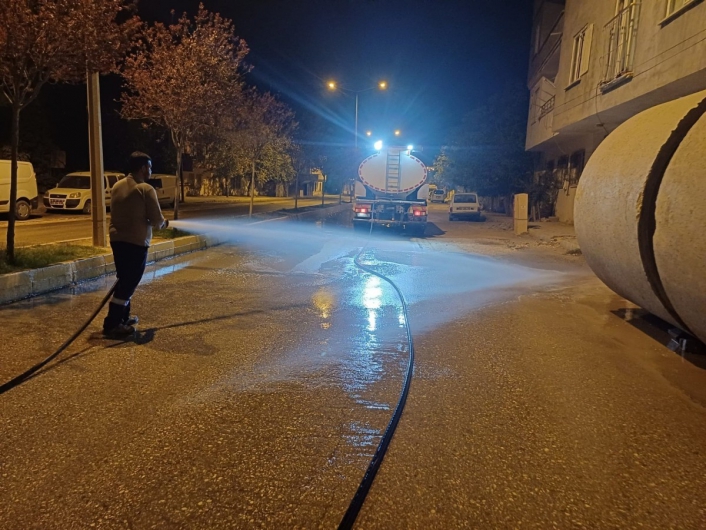 Adıyaman Belediyesinden şafak vakti yıkama ve sulama seferberliği