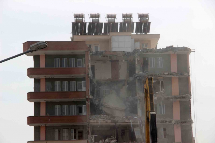 Adıyaman´da ağır hasarlı binaların yıkımı devam ediyor