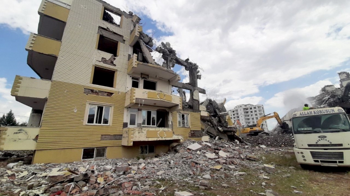 Adıyaman´da ağır hasarlı binaların yüzde 15´i yıkılarak enkazı kaldırıldı

