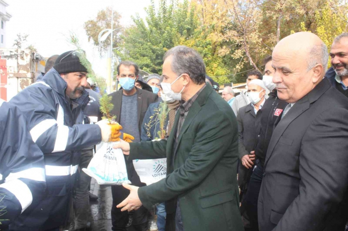 Adıyaman´da badem ve çam fidanı dağıtıldı
