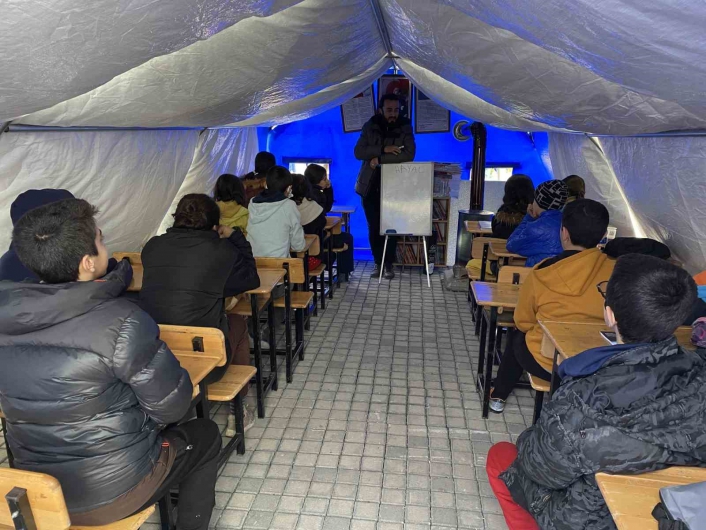 Adıyaman´da çocuklar çadır sınıflarda ders başı yaptı, İstiklal Marşı´nı okudu