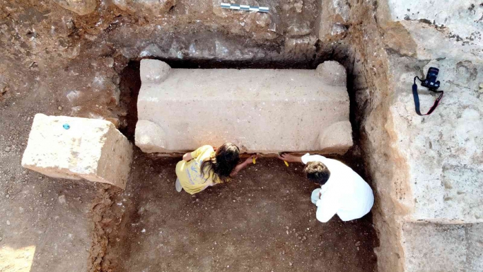 Adıyaman´da içerisinde 4 iskeletin bulunduğu bin 800 yıllık mezar bulundu
